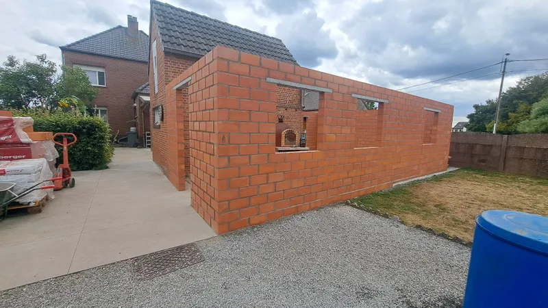 Na de metselwerken in Keerbergen, een volledig nieuwe garage en werkhuis in snelbouwsteen.