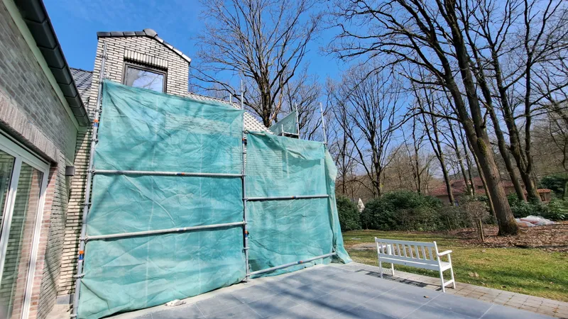 Voor de gevelrenovatie in Rotselaar, met vervuilde en verkleurde gevelstenen