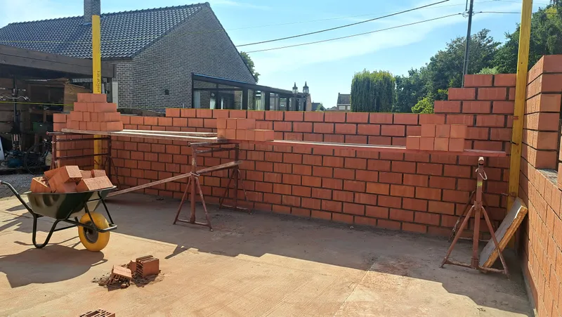 Tijdens de metselwerken in Keerbergen, nieuwe muren in snelbouwsteen in opbouw.