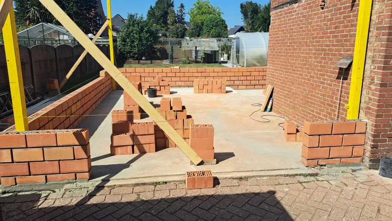 Voor de metselwerken in Keerbergen, met de oude betonnen platen garage klaar voor afbraak.