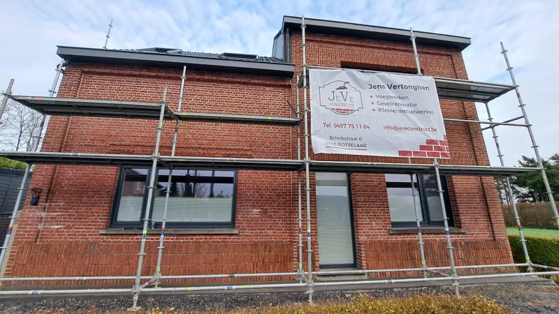 Tijdens de voegwerken in Heist-op-den-Berg, met de gevel in voorbereiding na het uitslijpen en zandstralen.