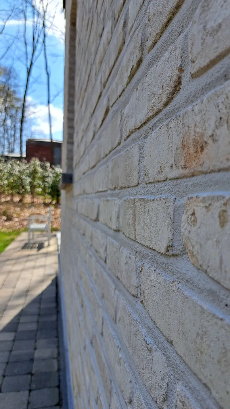 Tijdens de gevelrenovatie in Rotselaar, gevel voorbereid en in de steigers